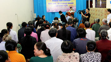 Thien Tan Group: Tet gifts for the poor in Nghia Chanh ward 2016