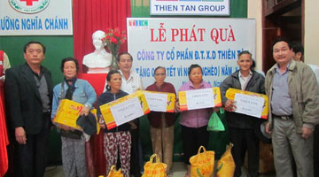 Thien Tan Group gives 160 Tet’s gifts for poor people in Nghia Chanh Ward