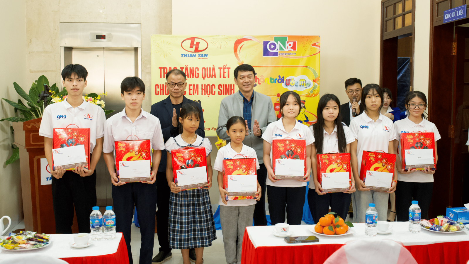 THIEN TAN GROUP | Presenting Tet Gifts to Students in the "Horizon of Dreams" Program